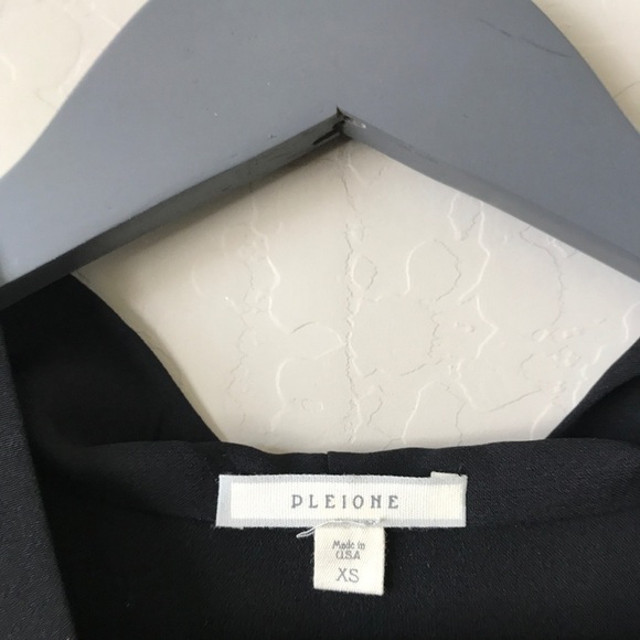 PLEIONE Sleeveless V Neck Blouse - Picture 7 of 8